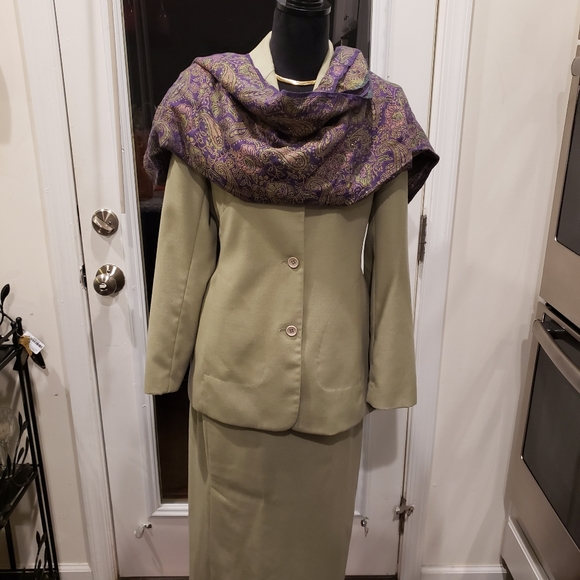 Suit - Picture 3 of 4